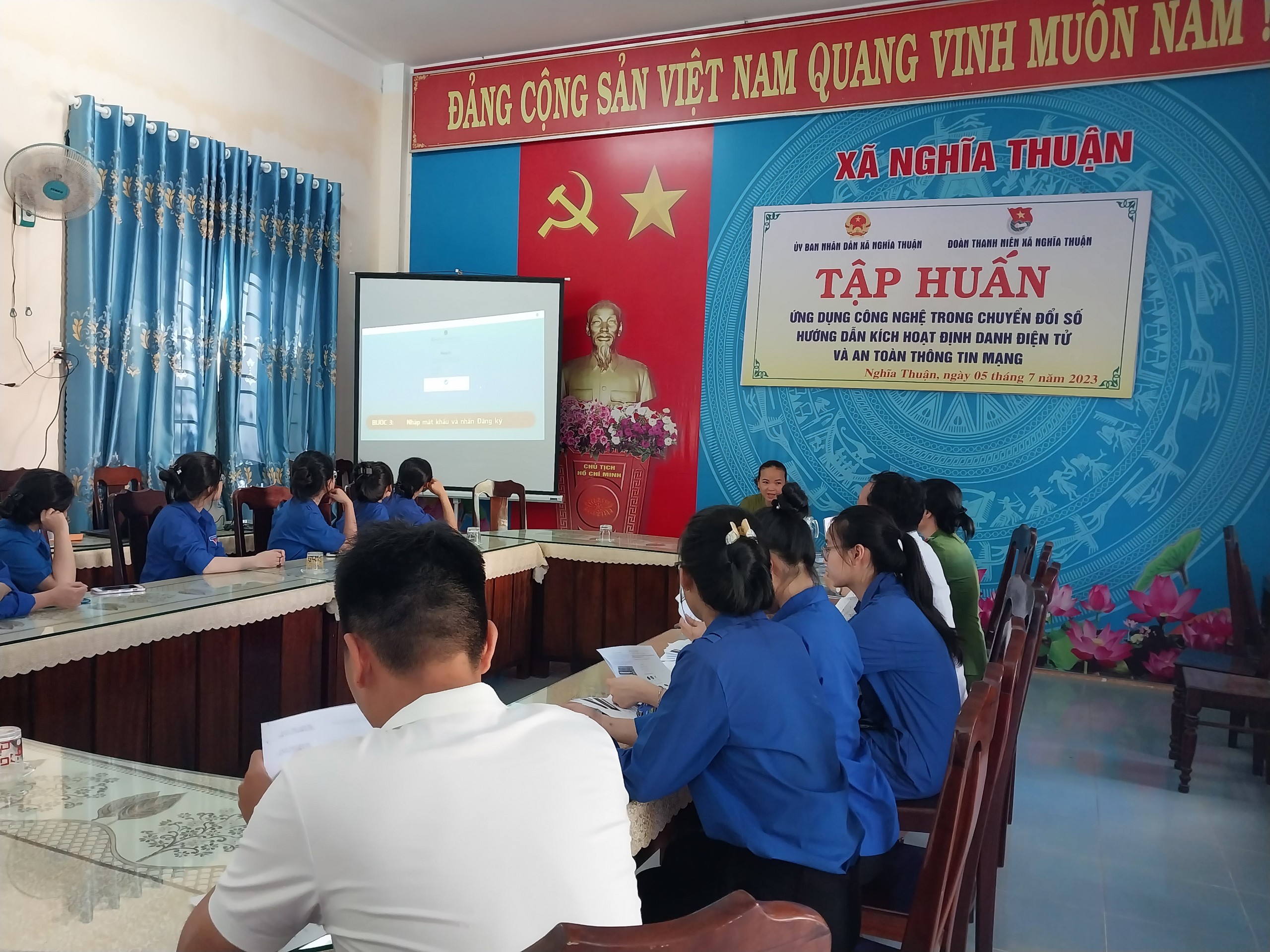 UBND xã Nghĩa Thuận phối hợp với Đoàn Thanh niên xã tổ chức tập huấn ứng dụng công nghệ thông tin trong chuyển đổi số và an toàn thông tin mạng cho tổ công nghệ số và đội tình nguyện của Đoàn thanh niên xã